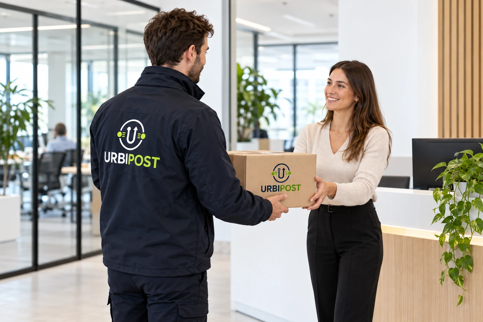 Remise d’un colis à une responsable de bureau